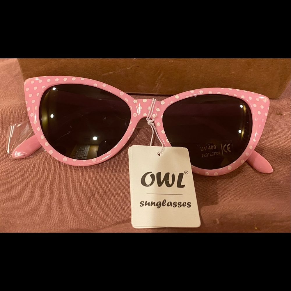 Pink cat eyes sunglasses with white polkadot